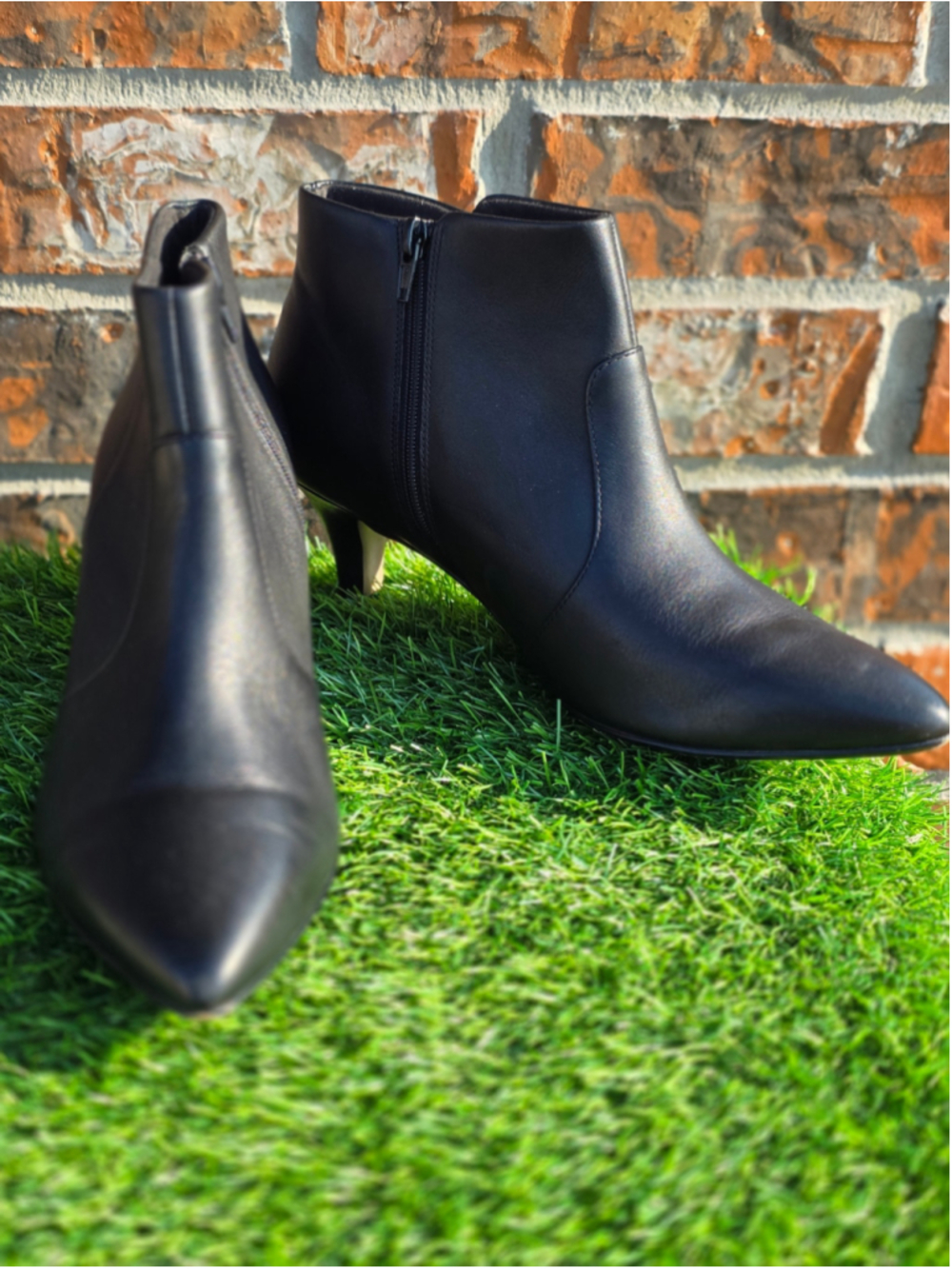 Clarks Collection Black Pointed-Toe Ankle Boots – Women’s Size 10M
